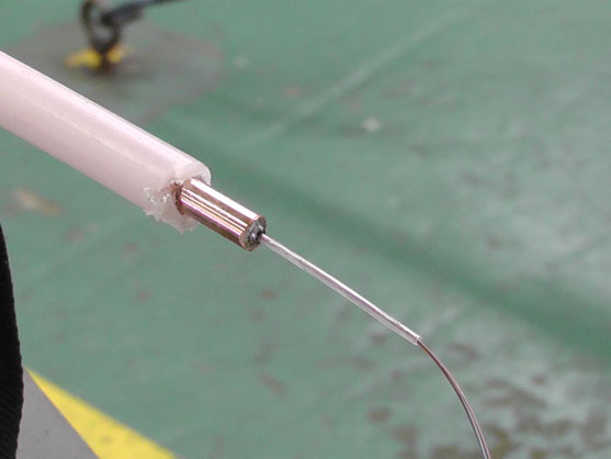 2013年7月15日　これが光海底ケーブルです。直径17mmの最も細いLW Cableです。水深が浅いと防護用の外装がついて太くなります。