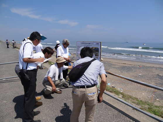 2013年8月7日　鹿嶋市での陸揚げ作業の一般見学会の様子です。