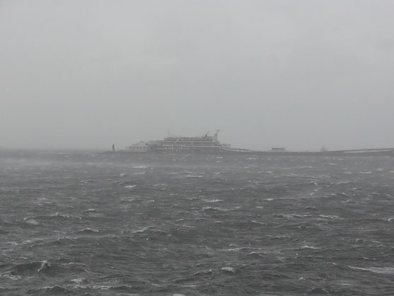 2013年9月16日　台風18号接近のため東京湾海ほたる付近で荒天待機です。