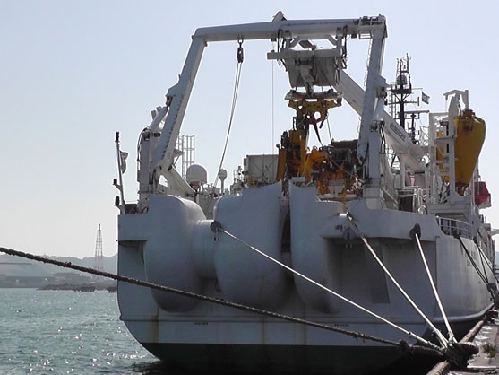 2014年4月1日　北九州港に停泊中の光海底ケーブル敷設船「KDDIパシフィックリンク号」。海底ケーブルと観測装置は船尾にある特設シューターから海へ繰り出されます。