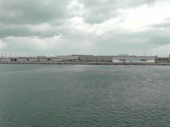 2014年4月4日　岩手県宮古沖に向けて北九州港を出港