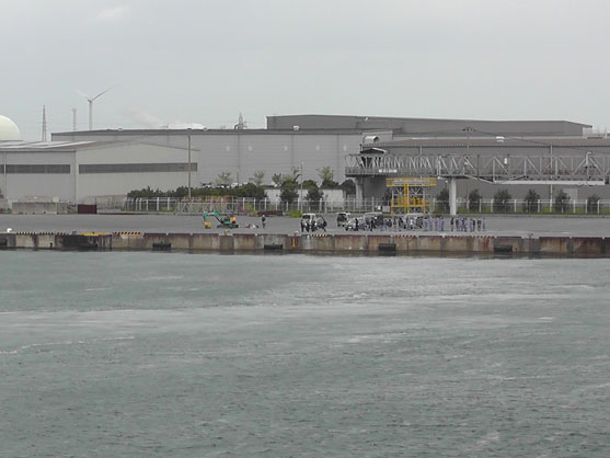 2014年4月4日　岩手県宮古沖に向けて北九州港を出港、港から見送る人々