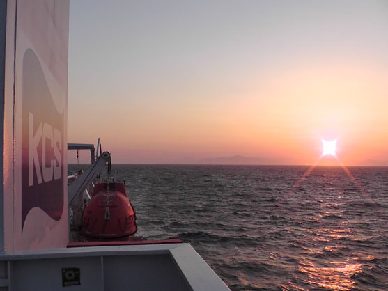 　2014年4月7日　日没の津軽海峡を航行中