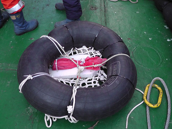 2014年4月20日　海底ケーブルを浮かせて陸まで運ぶためのチューブブイです。