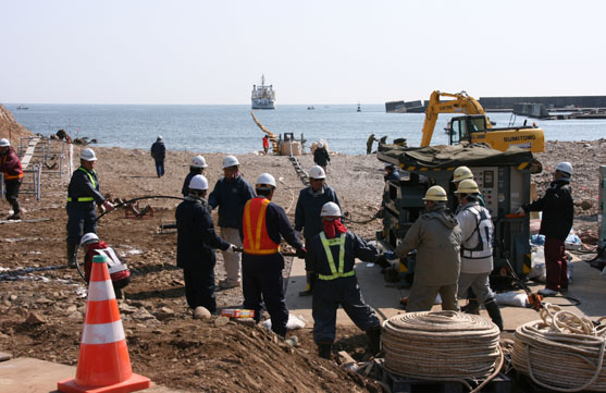 2014年4月20日　多くの人の手によって海底ケーブルは引き揚げられています。