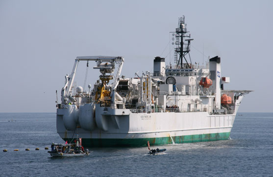 2014年4月20日　防波堤から見る海底ケーブル敷設船「KDDIパシフィックリンク号」。とても大きい船です。
