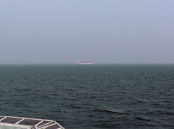 2014年4月27日　クルーズ船「ダイアモンド・プリンセス」号が目の前を通過して行きます。