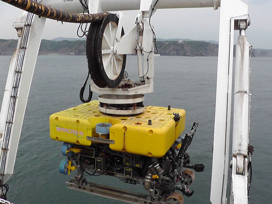 2014年5月5日　4月20日に宮古市中の浜に陸揚げしたケーブルの埋設作業のため、水中ロボット「ROV」を投入します。