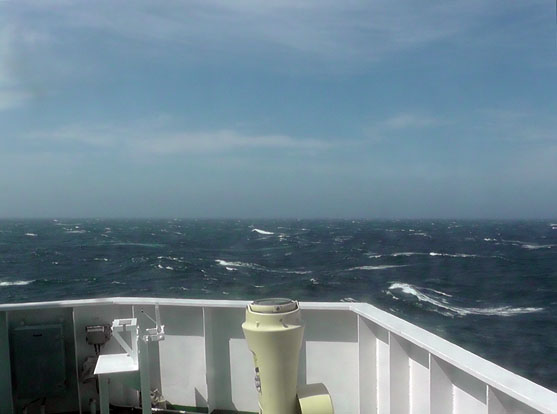 2014年5月17日　今日は荒天のため作業を中断しています。晴れてはいますが、風速20m/s以上の強風が吹いており波が高いです。波風に船を立てて耐えています。