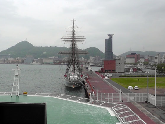 2014年5月26日　門司港に入港しました。今日でドック前の工事は一旦終了です。日本丸のお隣に着岸しました。
