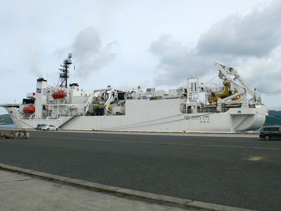 2014年7月18日　ドッグから明けてきた海底ケーブル敷設船「KDDIパシフィックリンク号」。三陸沖北部の敷設工事再開に向けて出港準備中です。