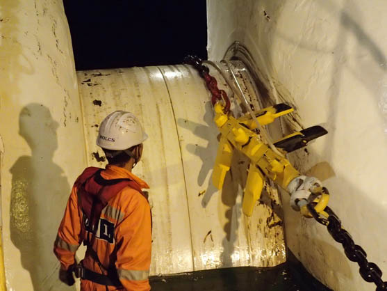 2014年7月22日　探線作業の結果、海底に置かれていたストリーミングケーブルを船上へ引き上げたところです。ストリーミングケーブルとは、敷設作業を中断するときなどに探線用として、海底ケーブルの先に延ばしておくケーブルで、水深によりますが数百m～10数km程の長さになります。