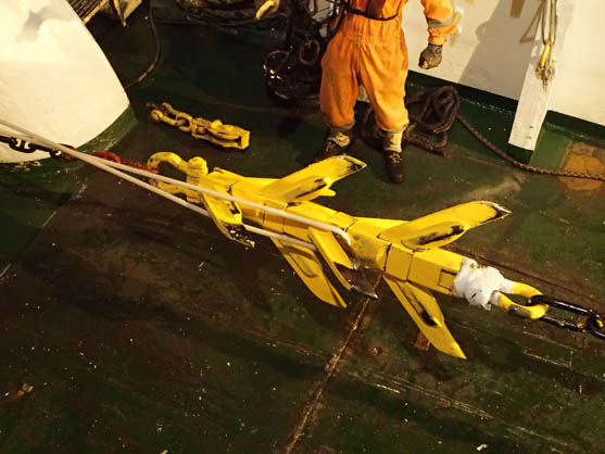 2014年7月22日　黄色いフックで海底を曳きながら、海底ケーブルを引っかけて回収します。回収したケーブルと船内のケーブルを接続して、海底への敷設作業を再開します。