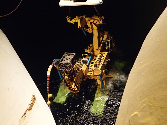 2014年7月29日　埋設機投入の様子です。観測装置および光海底ケーブルを海底下に埋設する区間では、埋設機を投入して敷設同時埋設を行います。