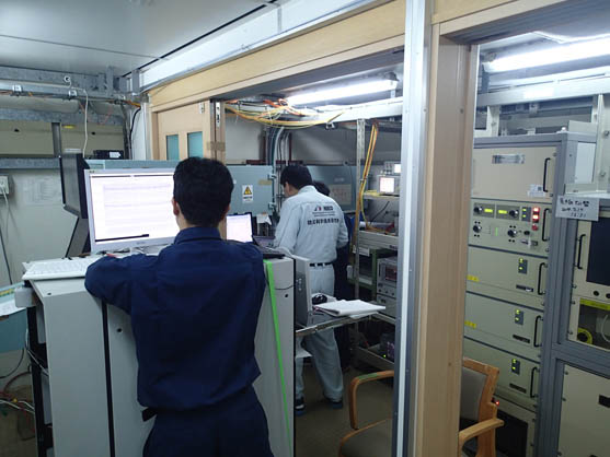 2014年8月5日　船内に設置された試験室で、接続する前のケーブル端から給電、通信を行い、敷設・埋設した観測装置の動作確認を行います。