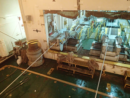 2014年8月6日　船上で最後の接続作業を行います。観測装置の動作チェック、ケーブル接続作業を行う間、本船は船位を保ったまま、海底から続く2本のケーブルを保持し続けます。