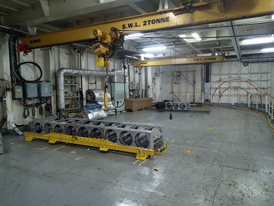 2014年8月7日　船内格納・作業場所です。4月の出航時に船内に格納されていた28基の観測装置のすべてが、海底へ敷設・埋設されました。予定の作業を終え現在回航中です。