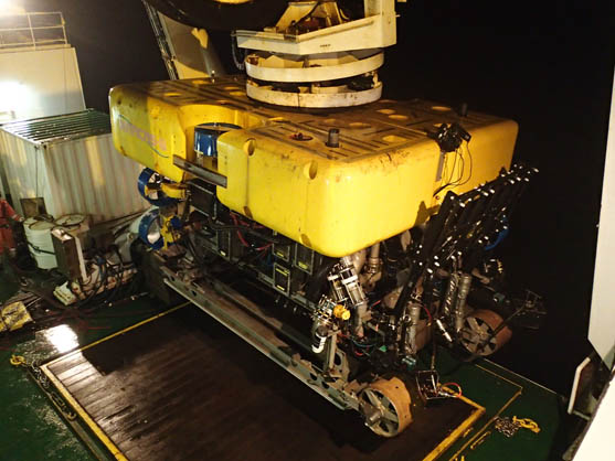 2014年8月8日　水中ロボット「ROV」です。観測システムの敷設・埋設工事の締めくくりとして、埋設機では埋設できない区間に対してROVによる後埋設作業を行います。