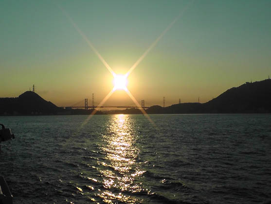2014年10月24日　沈みゆく夕陽と関門大橋をバックに、太平洋経由で岩手県宮古市に向けて回航します。