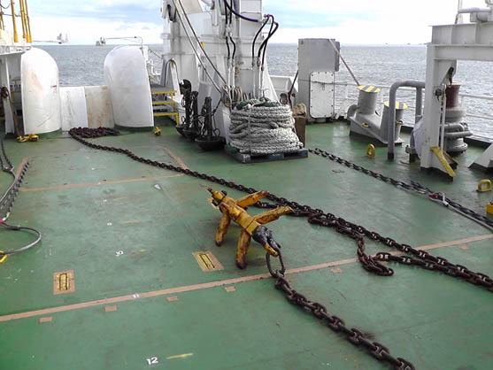 2014年10月28日　これから掃海作業を行います。黄色いアンカーをKPLで曳航して、ルート上の障害物を取り除きます。