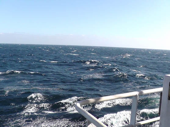2014年11月7日　台風２０号の通過に伴い、お天気は良いですが波風が高いので作業を中断しています。ケーブル敷設作業中の荒天待機は、海底までケーブルが繋がったままなので計画ルート上を定点保持しなければなりません。また、ケーブルの損傷を防ぐため、２時間毎に10ｍ移動しながらケーブルも10ｍ移動させ、海底と船上のケーブル接触位置を変更しています。