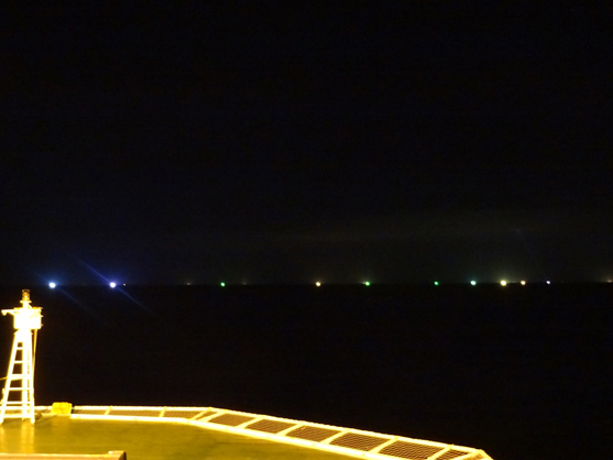 2014年11月11日　Lay2区間の敷設スタートで陸に近いところで作業中。夜間操業中の漁船がたくさん確認できます。様々な色の集魚灯があることに気づきました。