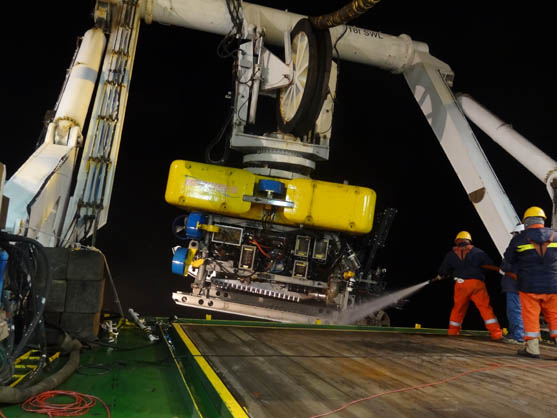 2014年11月25日　後埋設作業も終わり「ROV」を船上へ引き揚げます。これで宮城・岩手沖の海洋部敷設工事の北半分（Lay-1・Lay-2）が終了しました。