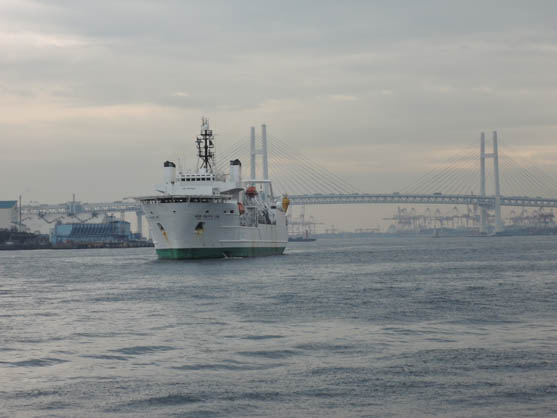2014年11月28日　ここで海底ケーブル敷設船「KPL」は横浜港に一旦帰港します。Lay-3・Lay-4の敷設工事開始は2015年2月の予定です。
