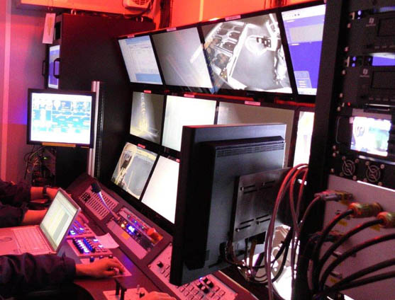 2015年2月14日　ROVはコントロールキャビンの中で様々なモニタを見ながら操作します。