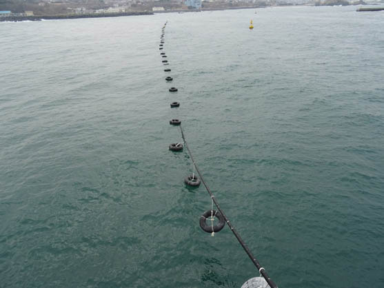 2015年2月21日　海底ケーブルは重いのでロープの時より浮力体（浮輪）が多く必要になります。