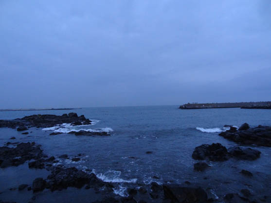 2015年2月21日　6：15　当日の朝を迎えました。昨日より波は穏やかですが、空には雲が広がっています。