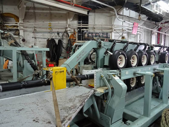　2015年3月1日　三陸沖北部ルートの時と同様に、ケーブルの陸揚げ作業を行います。保護管を付けたケーブルがLCE（リニアケーブルエンジン）で敷設船から繰り出されていきます。
