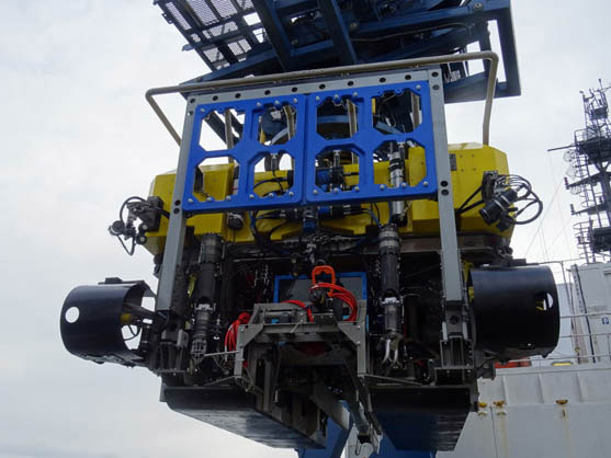 2015年3月7日　S5：釧路・青森沖システムのケーブル陸揚げを恵比須浜で終えた後、KPLは八戸沖でROVでの後埋設作業を行ないました。写真は海底投入のために吊り上げられたROVです。