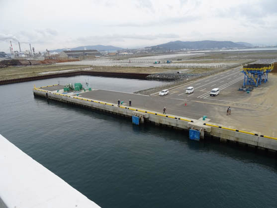 2015年4月13日　予定区間の敷設作業を終え、「KPL」は宮城県石巻港に入港しました。物資等の補給後、亘理町のケーブル陸揚げに向かいます。