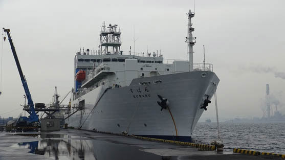 2015年04月19日　S2：茨城・福島沖サブシステムのケーブル敷設作業の続きは、NTTワールドエンジニアリングマリン株式会社の海底ケーブル敷設船「すばる」にバトンタッチします。全長124m、総トン数9,557トンの船です。写真は北九州の港で積み込み作業を行なっているところです。