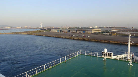 2015年04月26日　6:30茨城・福島沖を目指し、「すばる」が北九州を出航しました。今回の敷設工事は、北から南（宮城県亘理町から茨城県鹿嶋市）へ行なっていきます。