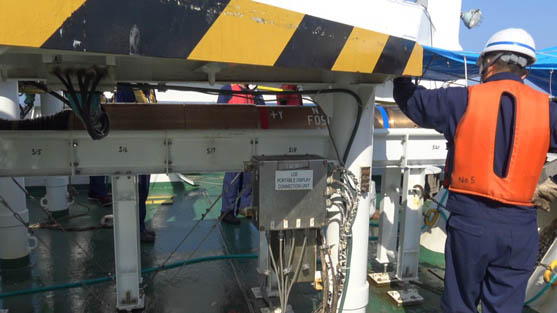 2015年05月17日　観測装置が船尾へと繰り出されます。