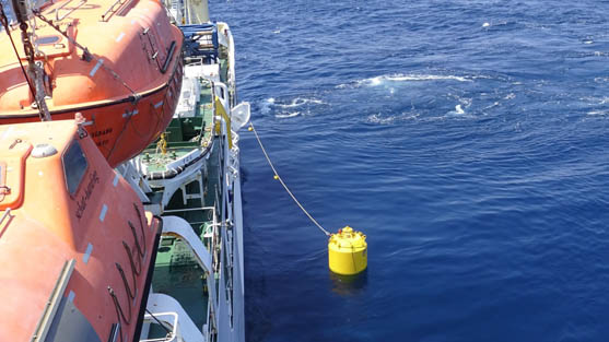 2015年06月18日　前日に投入したブイを回収し、Lay2のケーブルを船内に揚収します。その後、Lay1とLay2のケーブル接続を行い、海底にリリースします。