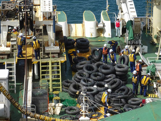 2015年07月19日　「すばる」船上では繰り出されるケーブルに付けるチューブブイ（タイヤのチューブのような浮き）が準備されています。