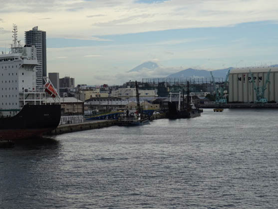 2015年08月18日　　ケーブルと計測機器の敷設作業も終了し、ROVによる後埋設作業に移ります。写真は補給のために立ち寄った横浜港の様子です。遠くに富士山が見えています。