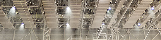 施設の天井に設置された散水ノズルから、勢いよく水が噴き出しています。