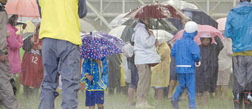春夏２回の豪雨体験イベントの様子。親子や友達と参加する方が多く、思い思いの雨具を持参して、体験しています。