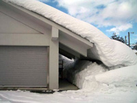 落下する屋根雪の様子