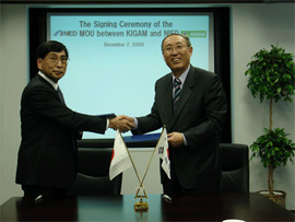 After signing the MOU, the President of KIGAM, Dr. Lee and the President of NIED, Dr. Okada had a firm handshake.
