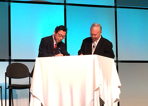 The Signing Ceremony in San Diego, California left:NIED Hayashi Haruo, President
right:Esri Russ Johnson, Director, Public Safety and Homeland/National Security