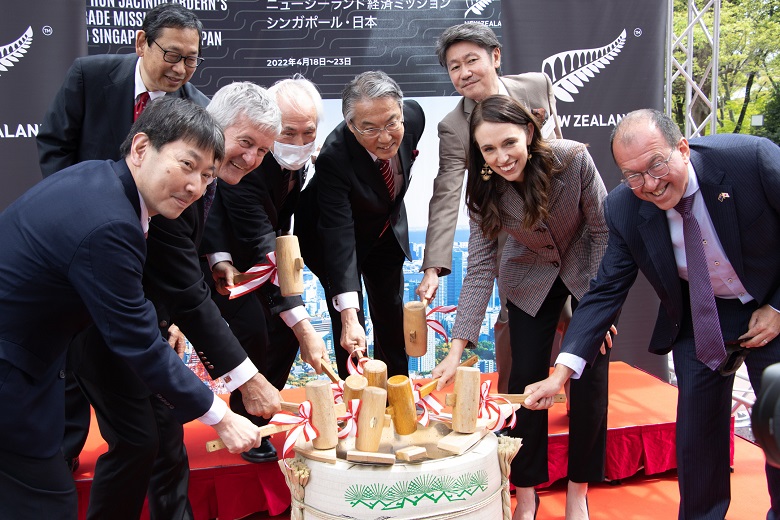 NIED President Dr. HAYASHI Haruo (top left) joined New Zealand Prime Minister Jacinda Ardern (second from right) and GNS Science Chief Executive Mr. Ian Simpson (right) to celebrate the launch of GNS Science's new initiatives.