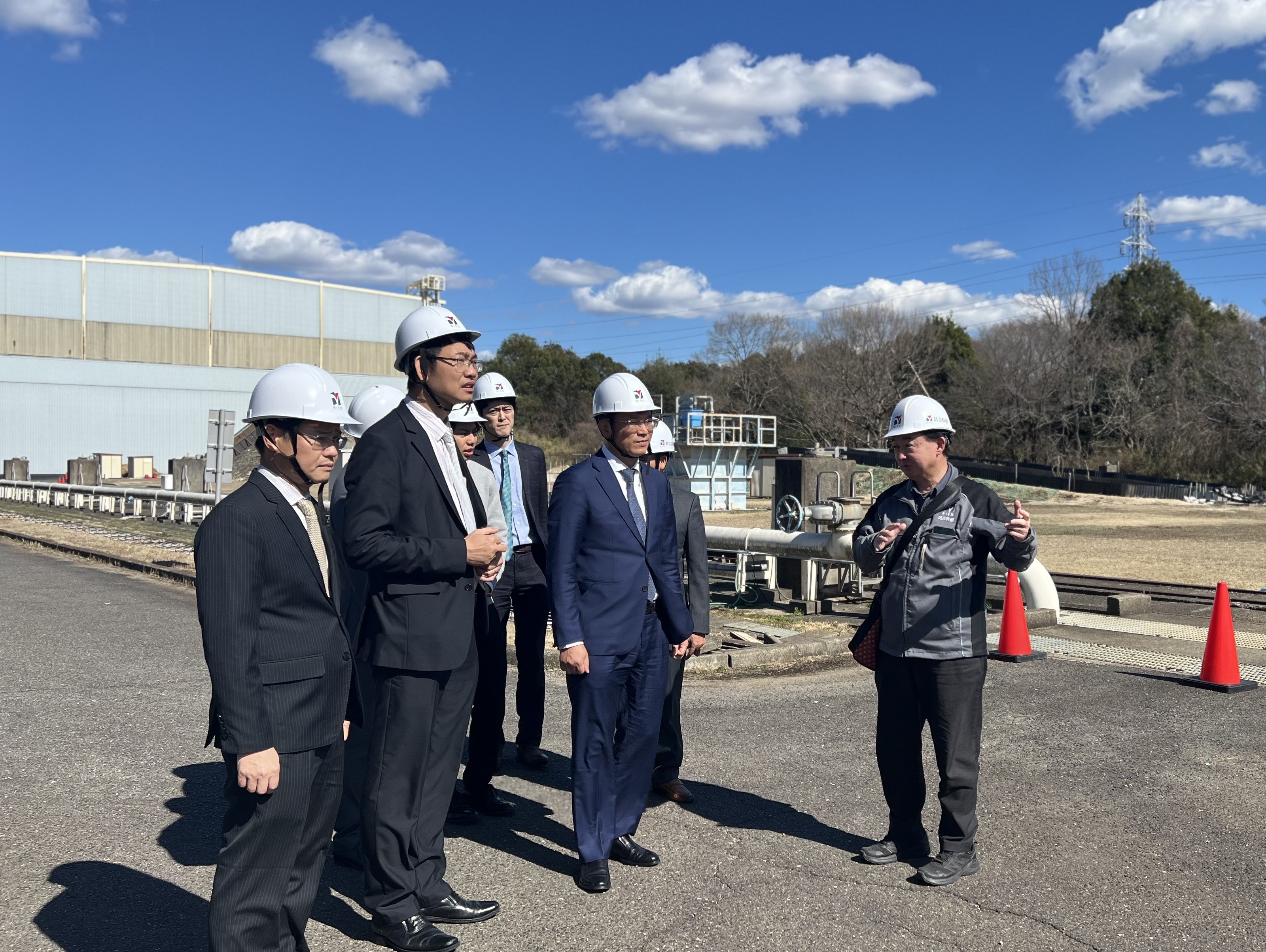 Delegation listens to NIED's Dr. SAKAI explain about the Large-scale Rainfall Simulator.