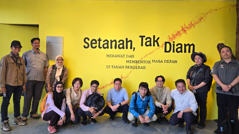  A photo of the Workshop participants visiting the Setanah, Tak Diam exhibition.
