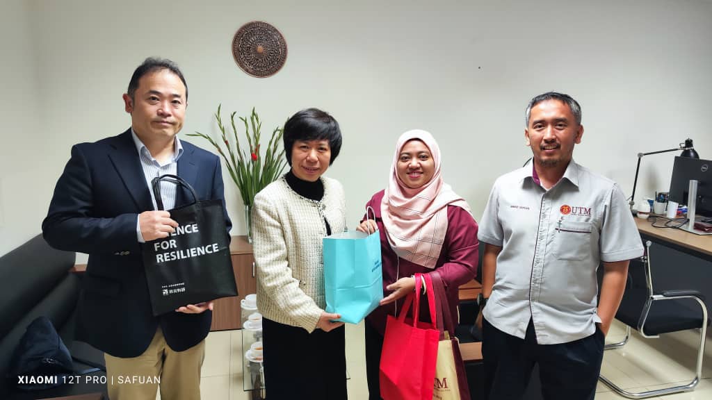 Photo with IGS-VAST Deputy Director and Malaysian Mission Members