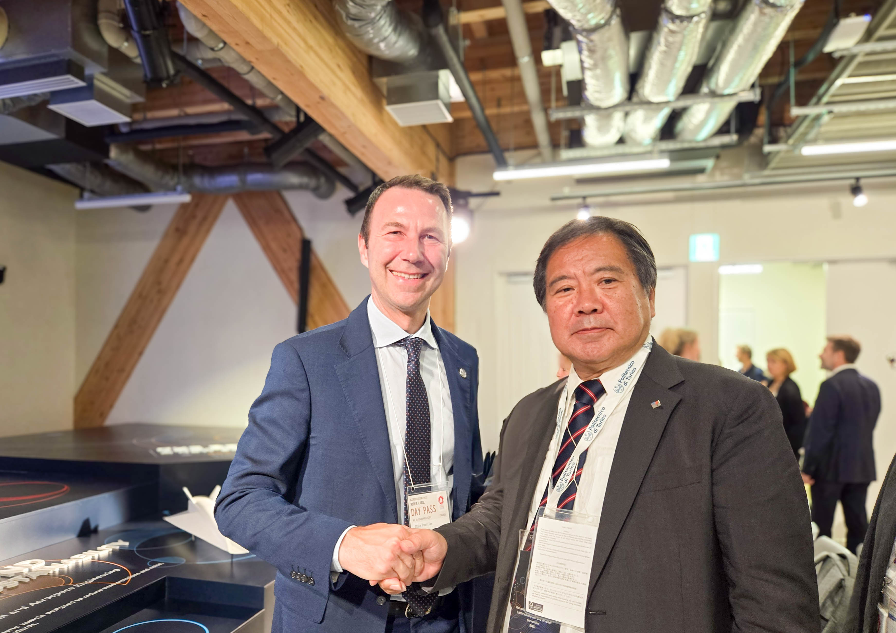 President Professor Kaoru Takara of NIED and Professor Stefano Paolo Corgnati, Rector of Politecnico di Torino greet each other with a handshake.
(Left: Professor Stefano Paolo Corgnati Right:Professor Kaoru Takara)